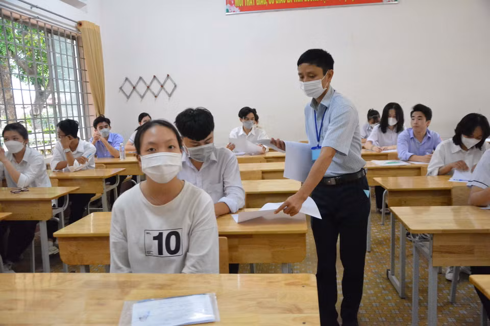  Phát giấy thi cho thí sinh tại Điểm thi Trường THPT Lê Qúy Đôn, thành phố Buôn Ma Thuột, tỉnh Đắk Lắk. (Ảnh: Tuấn Anh/TTXVN)