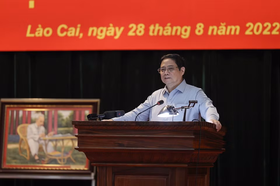 Thủ tướng Phạm Minh Chính động viên, giao nhiệm vụ cho cán bộ, chiến sỹ Bộ Chỉ huy Bộ đội Biên phòng tỉnh Lào Cai. (Ảnh: Dương Giang/TTXVN)