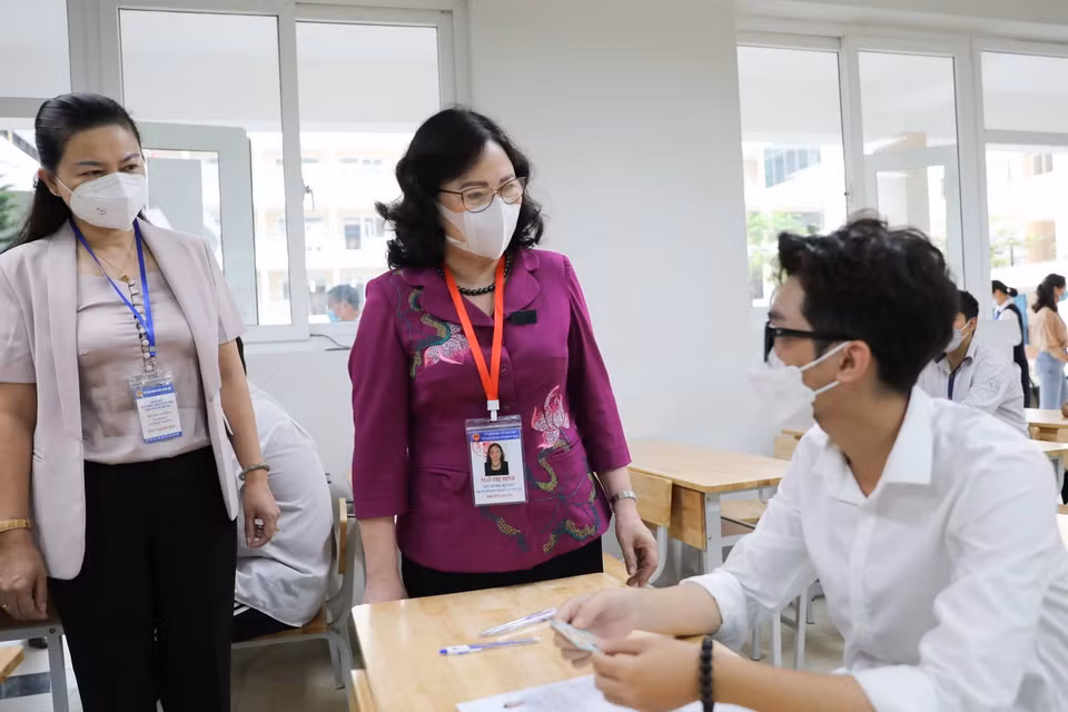 Thứ trưởng Bộ Giáo dục và Đào tạo Ngô Thị Minh động viên thí sinh dự thi tại điểm thi trường THPT Mỹ Đình, quận Nam Từ Liêm, Hà Nội. (Ảnh: Thanh Tùng/TTXVN)