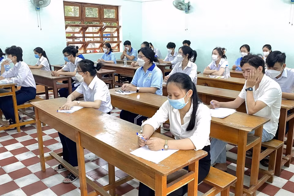  Các thí sinh tại điểm thi trường Quốc học Quy Nhơn, tỉnh Bình Định chuẩn bị làm bài thi môn Ngữ văn. (Ảnh: Tường Quân/TTXVN)
