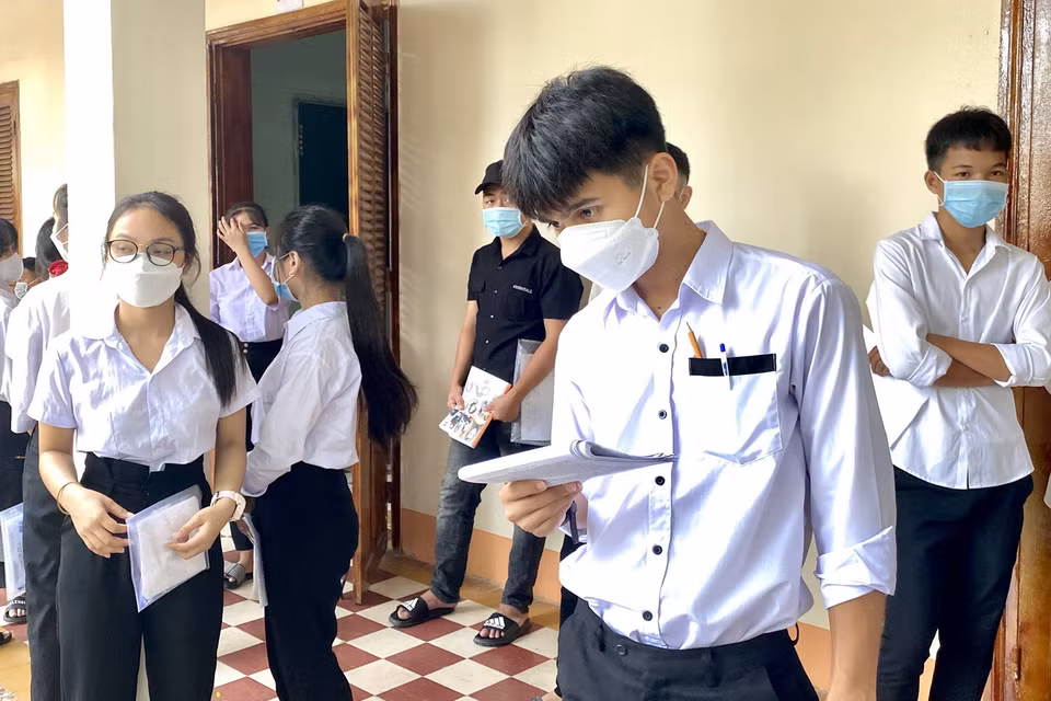  Các thí sinh ở Bình Định tranh thủ ôn lại kiến thức trước khi bước vào thi môn Ngữ văn. (Ảnh: Tường Quân/TTXVN)