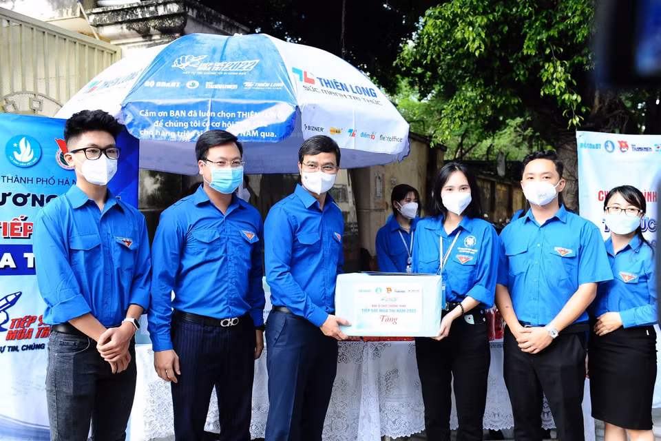  Bí thư Thường trực Trung ương Đoàn Bùi Quang Huy thăm hỏi và tặng quà cho tình nguyện viên tại điểm thi trường THPT Phạm Hồng Thái, phường Cống Vị, quận Ba Đình, thành phố Hà Nội. (Ảnh: Minh Đức/TTXVN)