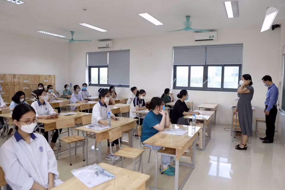  Các thí sinh tại điểm thi Trường THPT chuyên Vĩnh Phúc, thành phố Vĩnh Yên, tỉnh Vĩnh Phúc. (Ảnh: Hoàng Hùng/TTXVN)