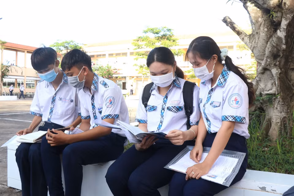 Các sỹ tử của tỉnh Bạc Liêu tranh thủ ôn bài trước giờ thi. (Ảnh: Chanh Đa/TTXVN)