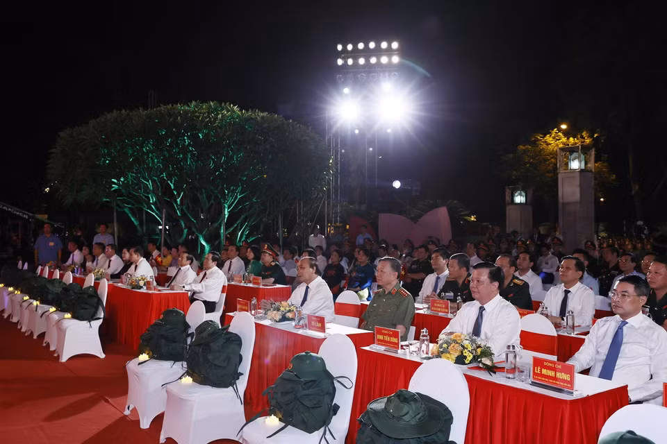 Chủ tịch nước Nguyễn Xuân Phúc dự Cầu truyền hình “Khúc tráng ca hòa bình” tại điểm cầu Hà Nội. (Ảnh: Thống Nhất/TTXVN)