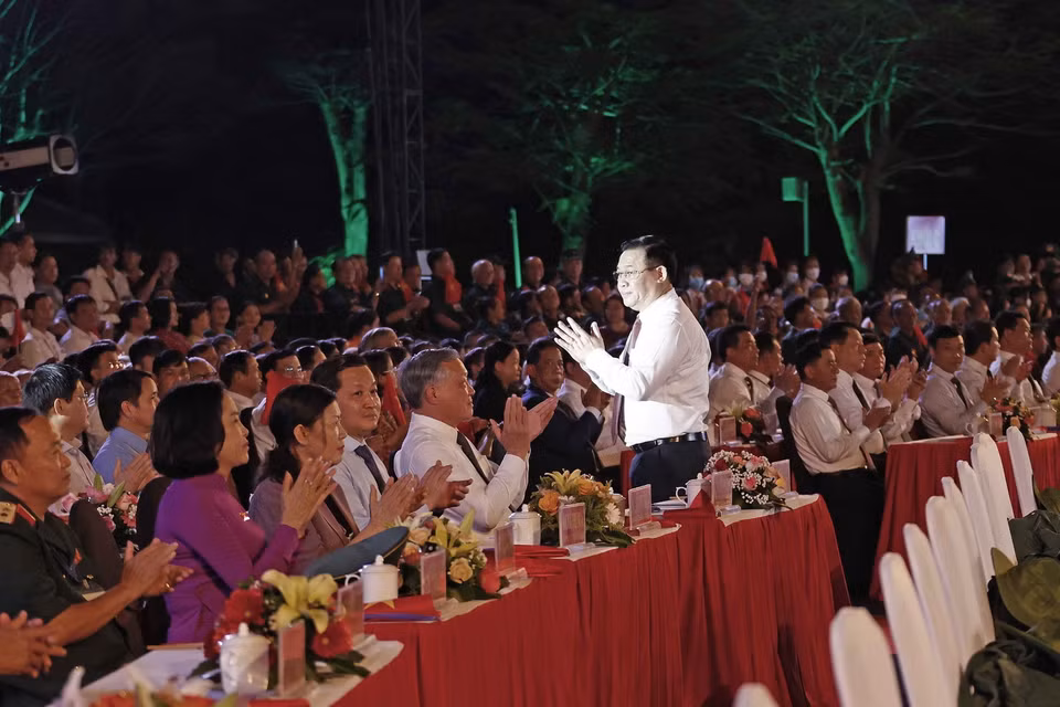 Chủ tịch Quốc hội Vương Đình Huệ và đại biểu dự Cầu truyền hình trực tiếp “Khúc tráng ca hòa bình” tại Quảng Nam. (Ảnh: Doãn Tấn/TTXVN)