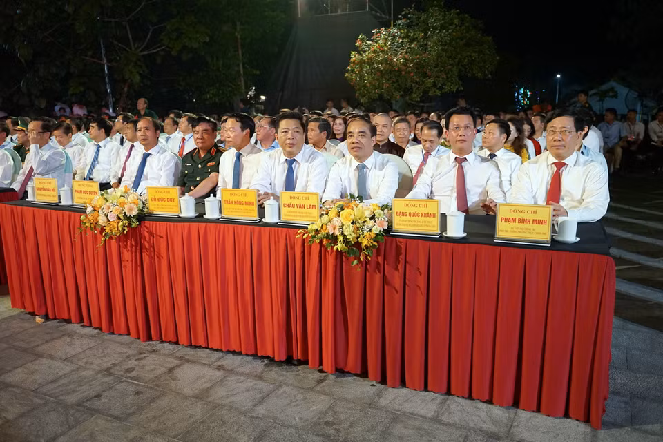 Phó Thủ tướng Thường trực Phạm Bình Minh và các đại biểu dự điểm cầu tại Nghĩa trang Liệt sỹ Quốc gia Vị Xuyên. (Ảnh: Minh Tâm/TTXVN)