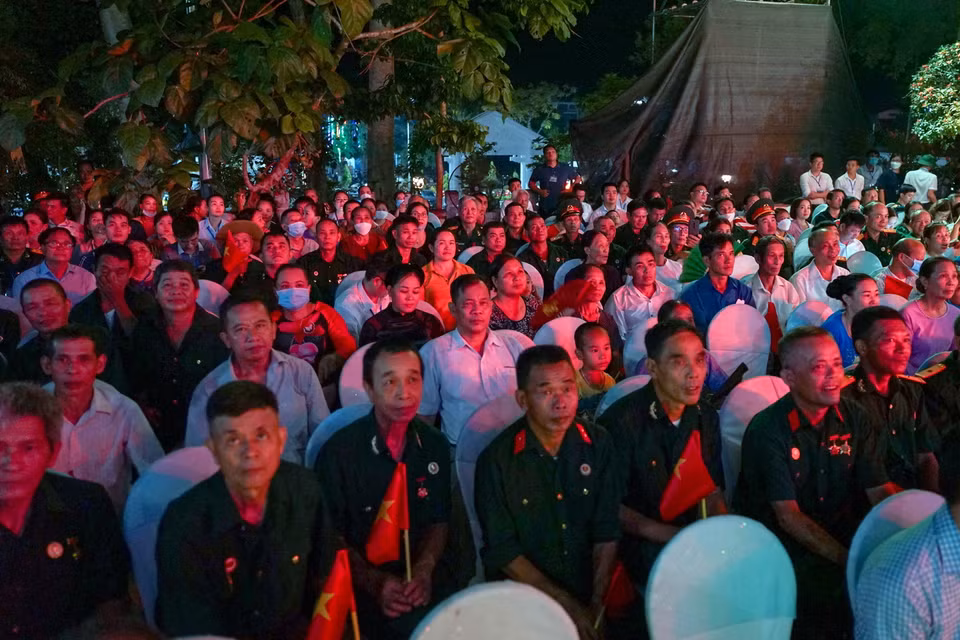 Cựu chiến binh và thân nhân các gia đình thương binh liệt sỹ tham dự Cầu truyền hình trực tiếp “Khúc tráng ca hòa bình” tại điểm cầu Hà Giang. (Ảnh: Minh Tâm/TTXVN)