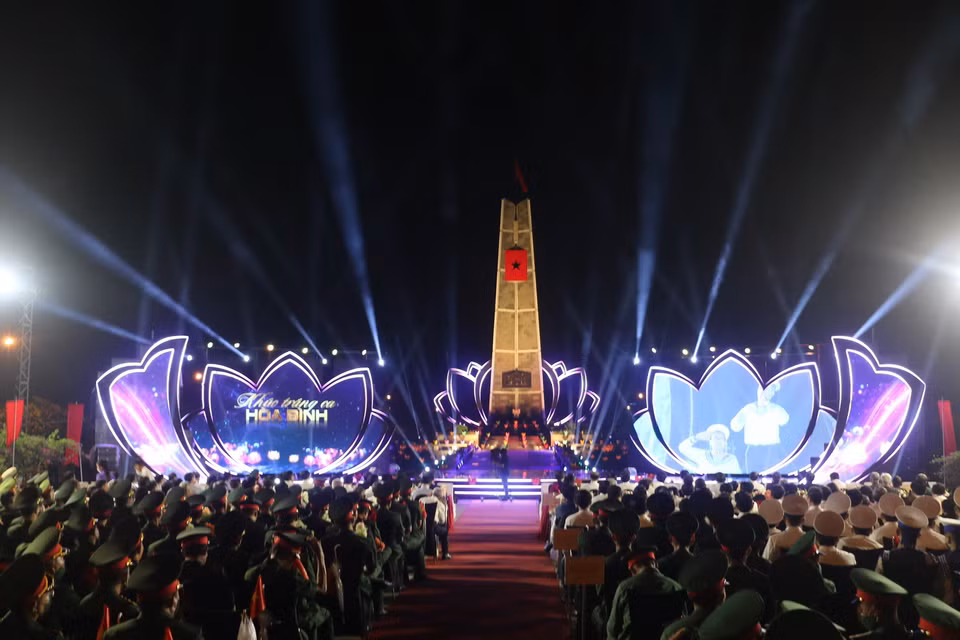 Một tiết mục văn nghệ trong Chương trình cầu truyền hình trực tiếp “Khúc tráng ca hòa bình” tại tỉnh An Giang. (Ảnh: Cộng Mạo/TTXVN)