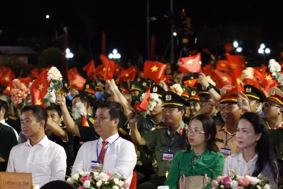Các đại biểu dự cầu truyền hình trực tiếp “Khúc tráng ca hòa bình” tại điểm cầu An Giang. (Ảnh: Công Mạo/TTXVN)