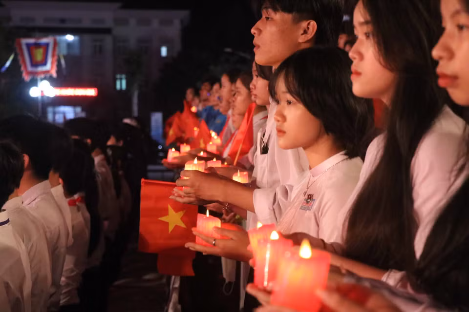 Các em học sinh, sinh viên tham dự Cầu truyền hình trực tiếp "Khúc tráng ca hòa bình" tại điểm cầu tỉnh Bình Định. (Ảnh: Kha Phạm/TTXVN)