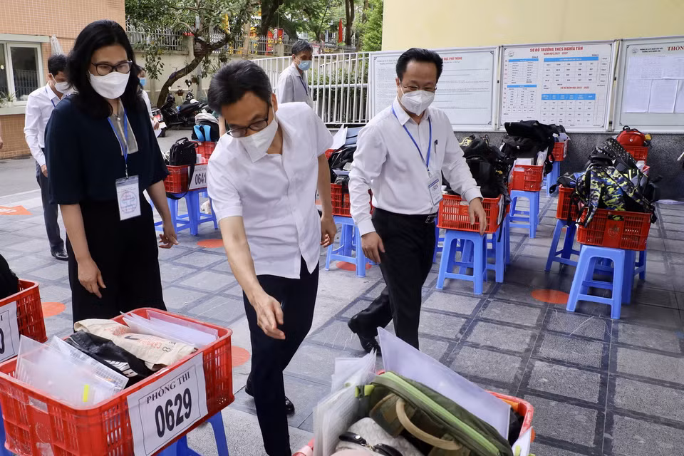 Phó Thủ tướng Vũ Đức Đam kiểm tra công tác tổ chức Kỳ thi tốt nghiệp Trung học phổ thông năm 2022 tại Trường THCS Nghĩa Tân, quận Cầu Giấy, Hà Nội. Ảnh: Lâm Khánh - TTXVN