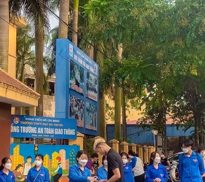 Lực lượng thanh niên tình nguyện tỉnh Vĩnh Phúc hỗ trợ thí sinh ở điểm thi trường THPT Hai Bà Trưng, thành phố Phúc Yên. (Ảnh: TTXVN phát)