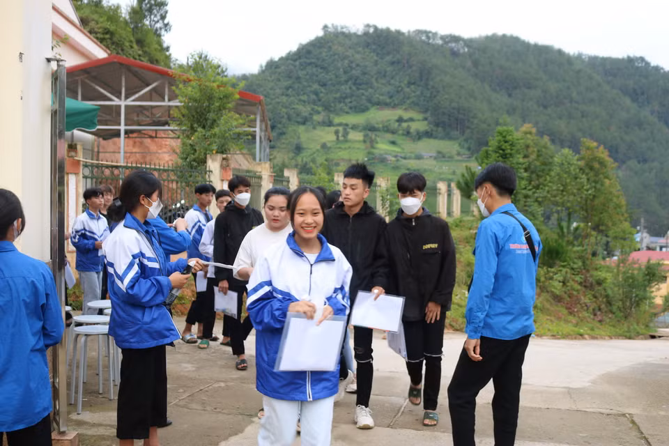  Các thí sinh của huyện Mù Cang Chải, tỉnh Yên Bái có mặt sớm, đầy đủ tại điểm thi Trường THCS và THPT Púng Luông, xã Púng Luông để chuẩn bị cho môn đầu thi đầu tiên của Kỳ thi tốt nghiệp THPT năm 2022. (Ảnh: Việt Dũng/TTXVN) 
