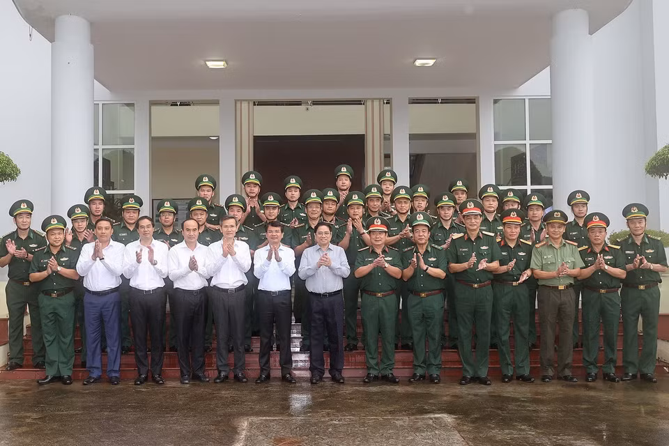 Thủ tướng Phạm Minh Chính với cán bộ, chiến sỹ Bộ Chỉ huy Bộ đội Biên phòng tỉnh Lào Cai. (Ảnh: Dương Giang/TTXVN)