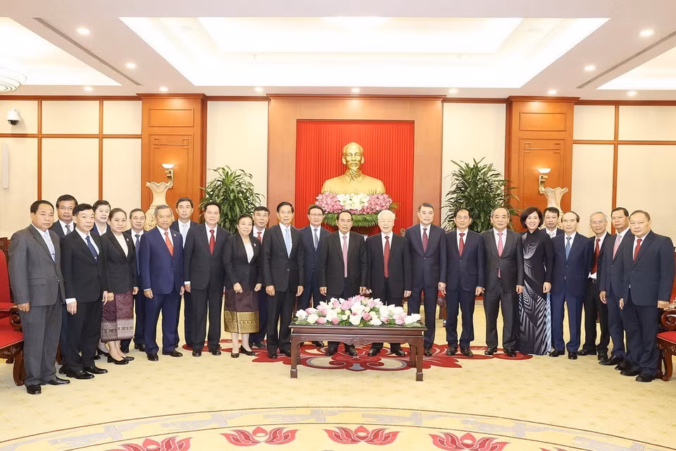 Tổng Bí thư Nguyễn Phú Trọng và đồng chí Bounthong Chitmany, Ủy viên Bộ Chính trị, Thường trực Ban Bí thư Đảng Nhân dân Cách mạng Lào, Phó Chủ tịch nước Lào cùng các đại biểu chụp ảnh chung. (Ảnh: Trí Dũng/TTXVN)
