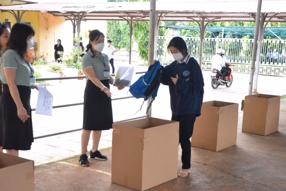  Khu vực để tư trang của thí sinh tại Điểm thi Trường THPT Lê Qúy Đôn, thành phố Buôn Ma Thuột, tỉnh Đắk Lắk được bố trí cách xa các phòng thi. (Ảnh: Tuấn Anh/TTXVN)