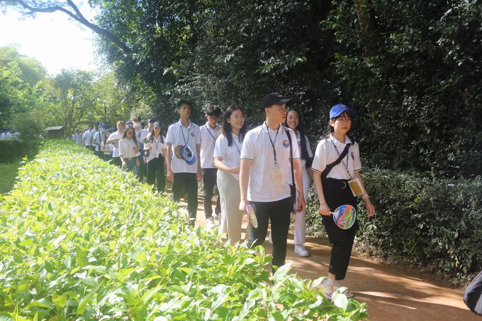  Đoàn tham quan quê nội Bác Hồ. (Ảnh: Bích Huệ/TTXVN)