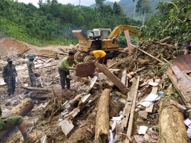 Lực lượng chức năng nỗ lực tìm kiếm những nạn nhân trong vụ sạt lở tại Trà Leng. (Ảnh: Trần Lê Lâm/TTXVN)