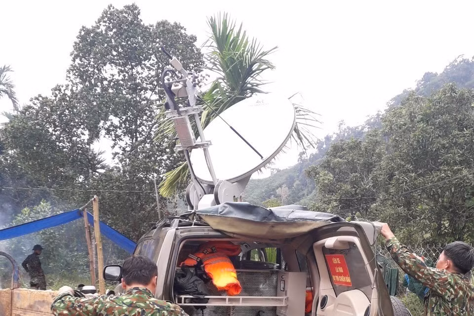 Lữ đoàn công binh 270 Quân khu 5 triển khai công tác tìm kiếm người mất tích tại khu vực sạt lở Trà Leng. (Ảnh: Đoàn Hữu Trung/TTXVN)