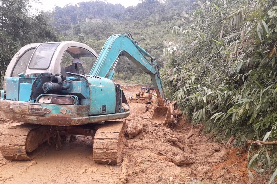 Đến trưa 30/10, đường giao thông vào xã Trà Leng (huyện Nam Trà My, tỉnh Quảng Nam) cơ bản được thông suốt. Các phương tiện hỗ trợ công tác tìm kiếm nạn nhân được đưa tới hiện trường. (Ảnh: Đoàn Hữu Trung/TTXVN)