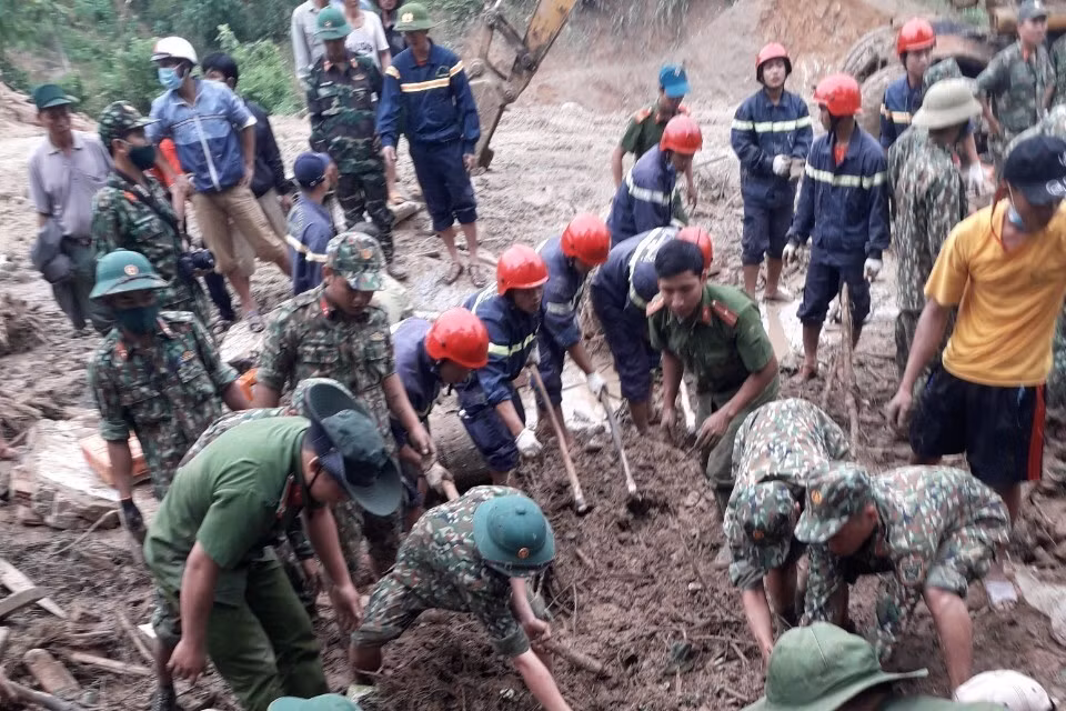 Lữ đoàn công binh 270 Quân khu 5 trực tiếp tìm kiếm người mất tích tại khu vực sạt lở Trà Leng. (Ảnh: Đoàn Hữu Trung/TTXVN)