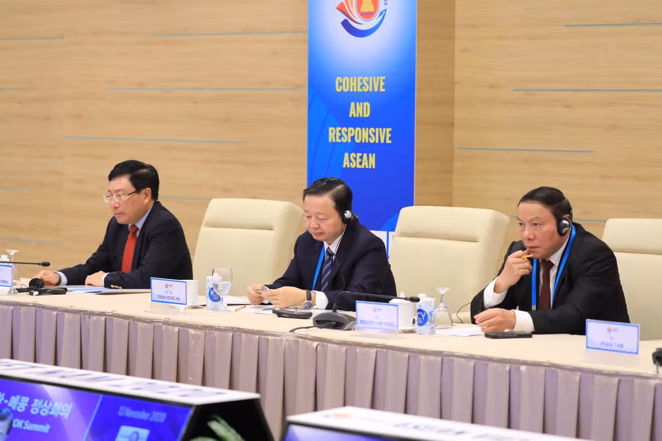 Phó Thủ tướng, Bộ trưởng Bộ Ngoại giao Phạm Bình Minh, Bộ trưởng Bộ Tài nguyên Môi trường Trần Hồng Hà, Thứ trưởng Bộ Văn hóa, Thể thao và Du lịch Nguyễn Văn Hùng dự Hội nghị Cấp cao Mekong-Hàn Quốc lần thứ 2 tại điểm cầu Hà Nội. (Ảnh: Thống Nhất/TTXVN)
