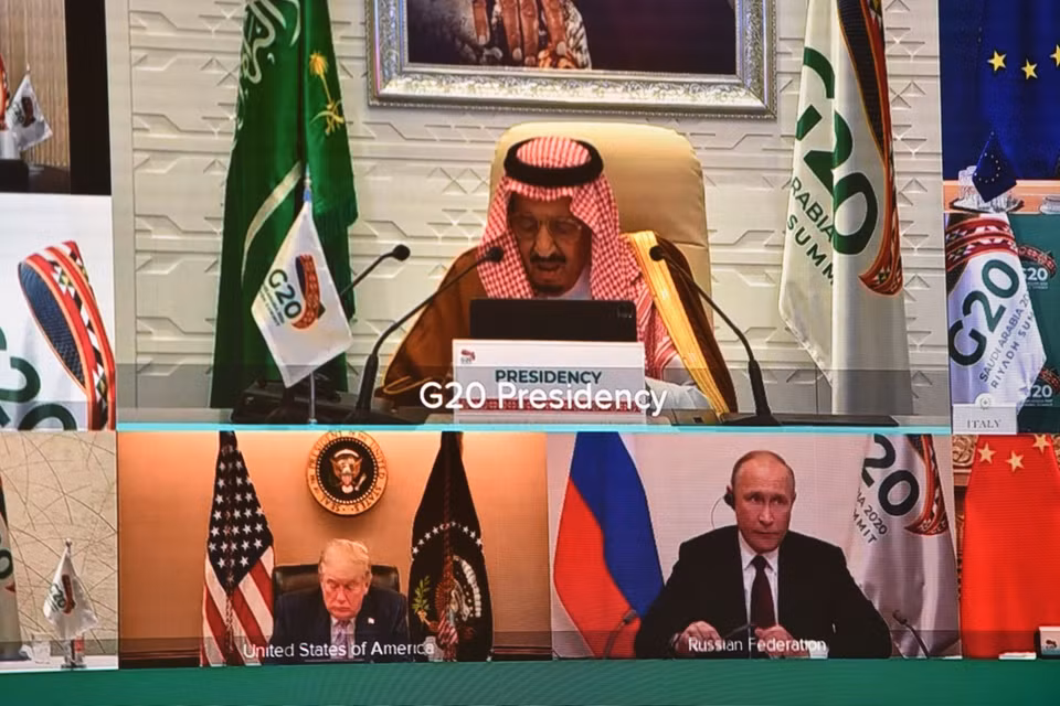 Quốc vương Saudi Arabia Salman bin Abdulaziz (phía trên), Tổng thống Mỹ Donald Trump (dưới, bên trái) và Tổng thống Nga Vladimir Putin (dưới, bên phải) tham dự Hội nghị thượng đỉnh G20, được tổ chức trực tuyến, ngày 21/11.(Ảnh: AFP/ TTXVN)