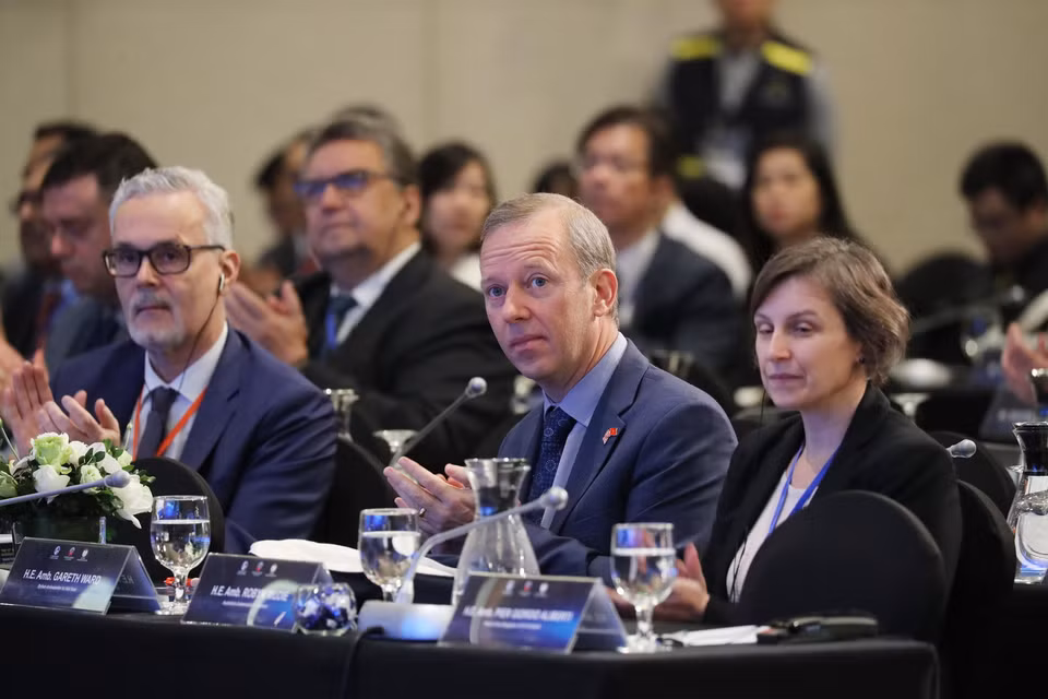 Các Đại sứ, chuyên gia, học giả quốc tế tham dự Hội thảo khoa học quốc tế về biển Đông lần thứ 12. (Ảnh: Lâm Khánh/TTXVN)