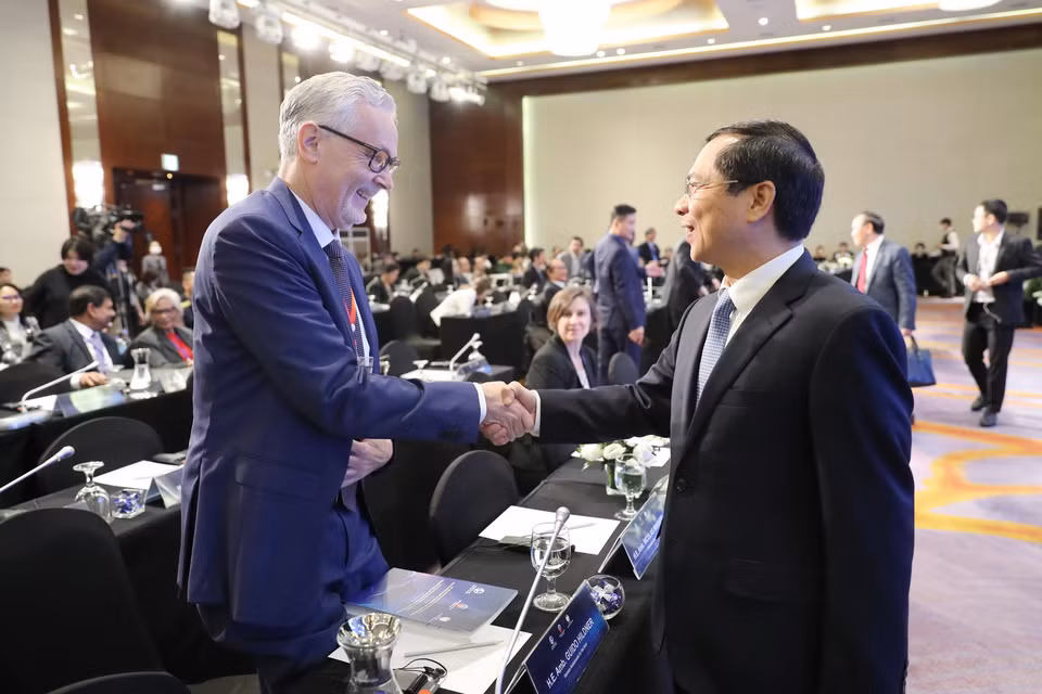 Thứ trưởng Thường trực Bộ Ngoại giao Bùi Thanh Sơn với các đại biểu dự Hội thảo khoa học quốc tế về biển Đông lần thứ 12. (Ảnh: Lâm Khánh/TTXVN)