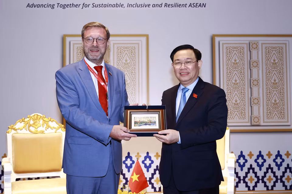 Chủ tịch Quốc hội Vương Đình Huệ và Phó Chủ tịch Hội đồng Liên bang Nga Konstantin Kosachev trao đổi vật phẩm lưu niệm. (Ảnh: Doãn Tấn/TTXVN)