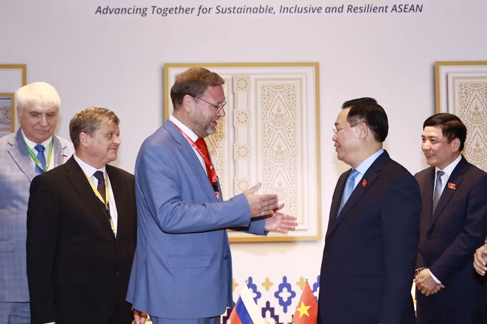 Chủ tịch Quốc hội Vương Đình Huệ và Phó Chủ tịch Hội đồng Liên bang Nga Konstantin Kosachev. (Ảnh: Doãn Tấn/TTXVN)