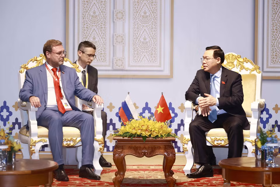 Chủ tịch Quốc hội Vương Đình Huệ gặp Phó Chủ tịch Hội đồng Liên bang Nga Konstantin Kosachev. (Ảnh: Doãn Tấn/TTXVN)