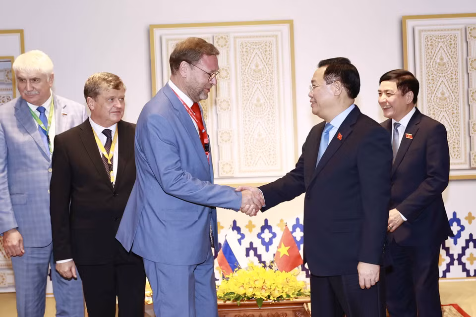 Trong khuôn khổ Đại hội đồng Liên nghị viện các quốc gia Đông Nam Á lần thứ 43 (AIPA-43), chiều 22/11, tại Thủ đô Phnom Penh, Vương quốc Campuchia, Chủ tịch Quốc hội Vương Đình Huệ gặp Phó Chủ tịch Hội đồng Liên bang Nga Konstantin Kosachev. (Ảnh: Doãn Tấn/TTXVN)