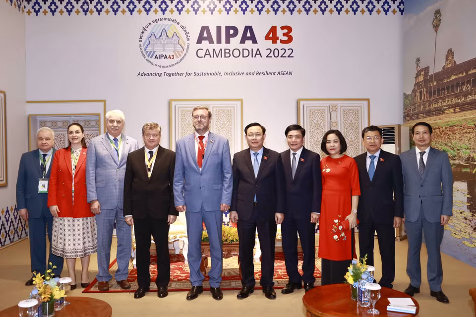 Chủ tịch Quốc hội Vương Đình Huệ và Phó Chủ tịch Hội đồng Liên bang Nga Konstantin Kosachev. (Ảnh: Doãn Tấn/TTXVN)
