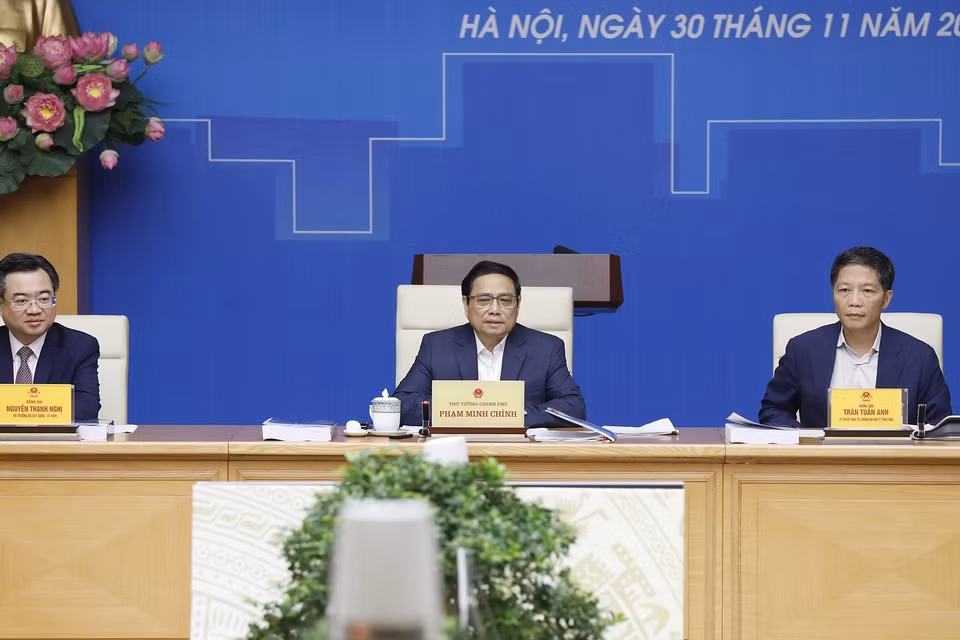 Thủ tướng Phạm Minh Chính, Trưởng Ban Kinh tế Trung ương Trần Tuấn Anh và Bộ trưởng Bộ Xây dựng Nguyễn Thanh Nghị chủ trì hội nghị. (Ảnh: Dương Giang/TTXVN)