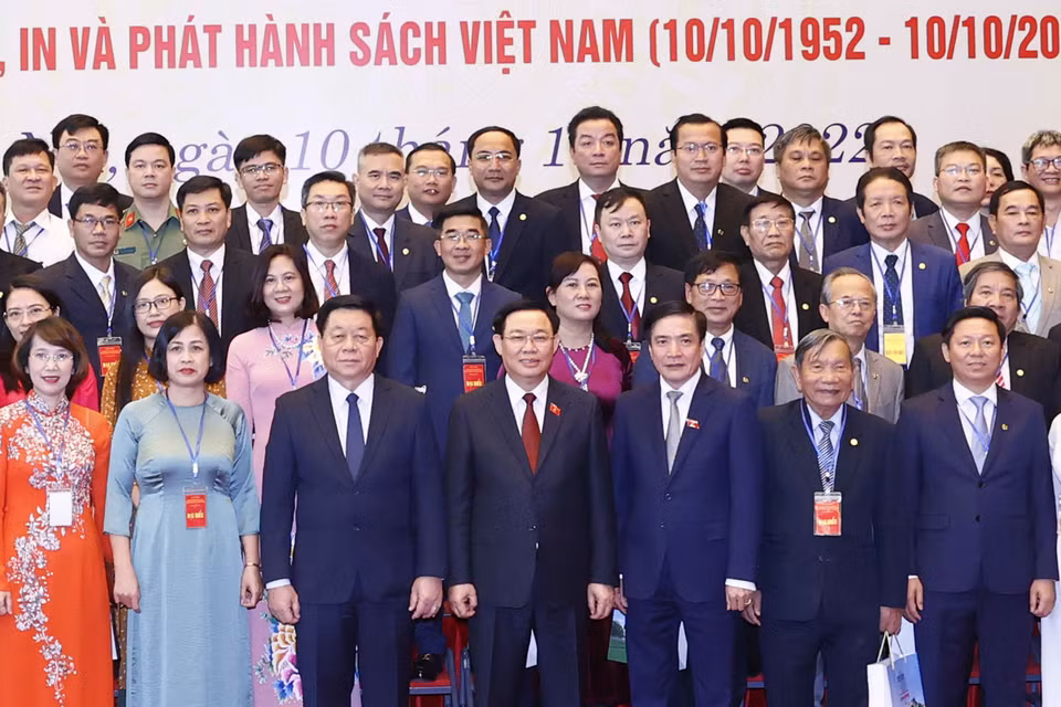  Chủ tịch Quốc hội Vương Đình Huệ với đại biểu. (Ảnh: Doãn Tấn/TTXVN)