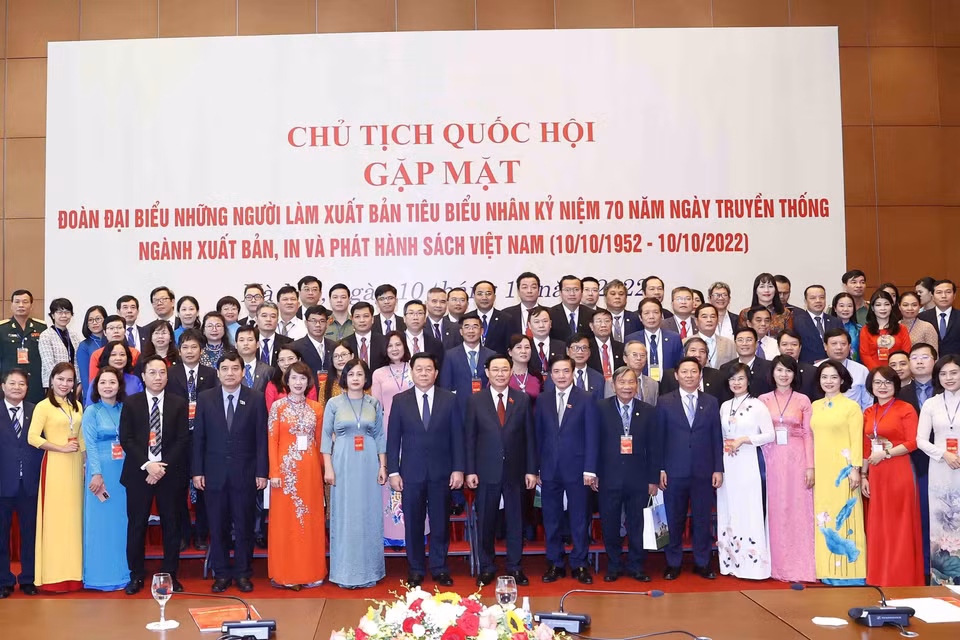  Chủ tịch Quốc hội Vương Đình Huệ với đại biểu. (Ảnh: Doãn Tấn/TTXVN)