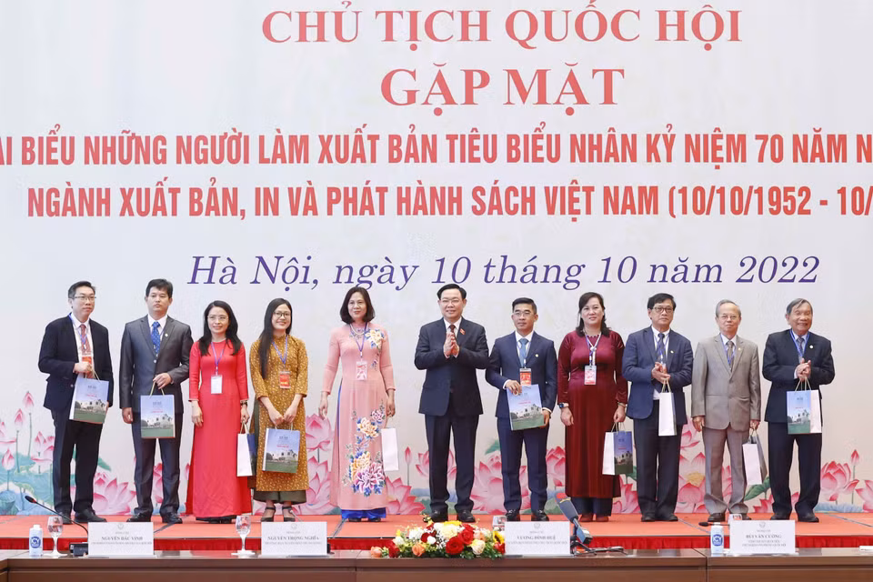  Chủ tịch Quốc hội Vương Đình Huệ quà lưu niệm cho những người làm công tác xuất bản tiêu biểu. (Ảnh: Doãn Tấn/TTXVN)