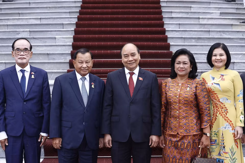 Chủ tịch nước Nguyễn Xuân Phúc chụp ảnh chung với Chủ tịch Thượng viện Campuchia Samdech Say Chhum và các đại biểu. (Ảnh: Thống Nhất/TTXVN)