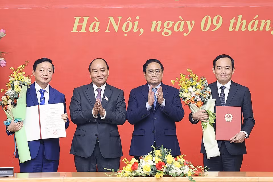 Chủ tịch nước Nguyễn Xuân Phúc và Thủ tướng Phạm Minh Chính trao quyết định bổ nhiệm Phó Thủ tướng Chính phủ cho ông Trần Lưu Quang và ông Trần Hồng Hà. (Ảnh: Dương Giang/TTXVN)