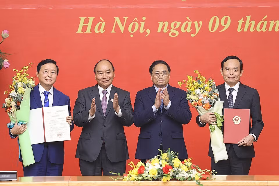 Chủ tịch nước Nguyễn Xuân Phúc và Thủ tướng Phạm Minh Chính trao quyết định bổ nhiệm Phó Thủ tướng Chính phủ cho ông Trần Lưu Quang và ông Trần Hồng Hà. (Ảnh: Dương Giang/TTXVN)