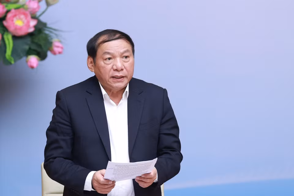 Bộ trưởng Bộ Văn hoá, Thể thao và Du lịch Nguyễn Văn Hùng báo cáo. (Ảnh: Dương Giang/TTXVN)