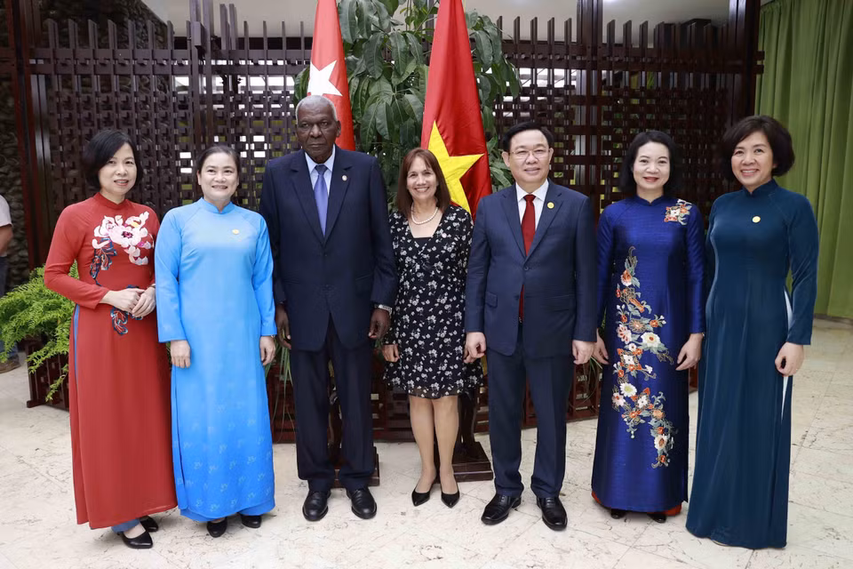 Chủ tịch Quốc hội Vương Đình Huệ và Chủ tịch Quốc hội Cuba Esteban Lazo Hernandez với đại biểu. (Ảnh: Doãn Tấn/TTXVN)