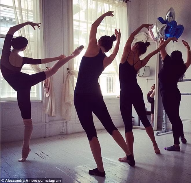 Ambrosio tập múa ballet.