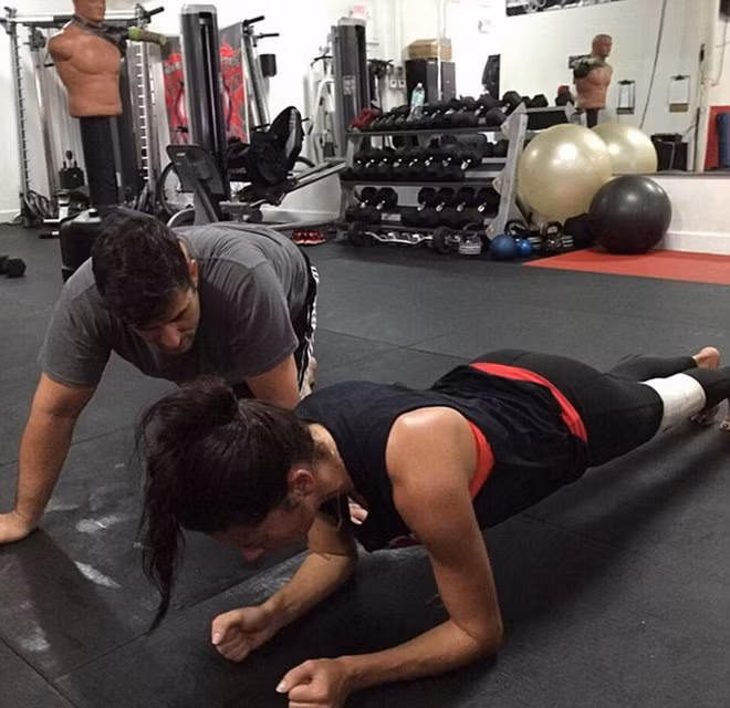 Adriana Lima chống đẩy ở tư thế khó.