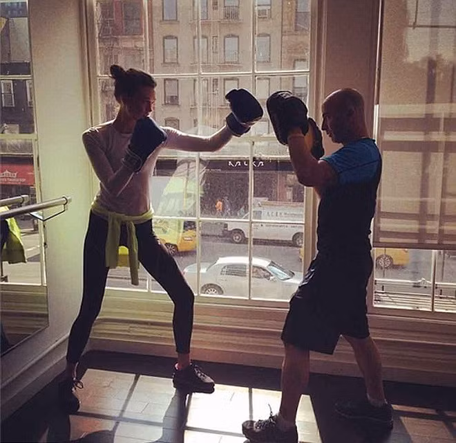 Karlie Kloss tập đấm bốc.