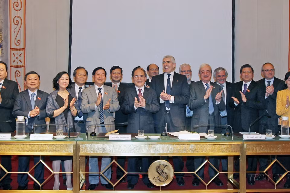 Trong chuyến thăm chính thức Italy, ngày 21/3/2014, tại Rome, Chủ tịch Quốc hội Nguyễn Sinh Hùng dự Lễ ra mắt Nhóm Nghị sỹ hữu nghị Italy-Việt Nam. (Ảnh: Nhan Sáng/TTXVN)