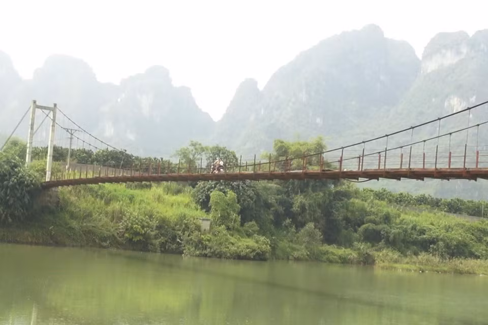Cầu treo bắc qua sông Bôi, con đường độc đạo để kết nối 2 thôn Mỵ và Ba Giang (xã Mỹ Hòa, huyện Kim Bôi, tỉnh Hòa Bình) xuống cấp. (Ảnh: Thanh Hải/TTXVN)