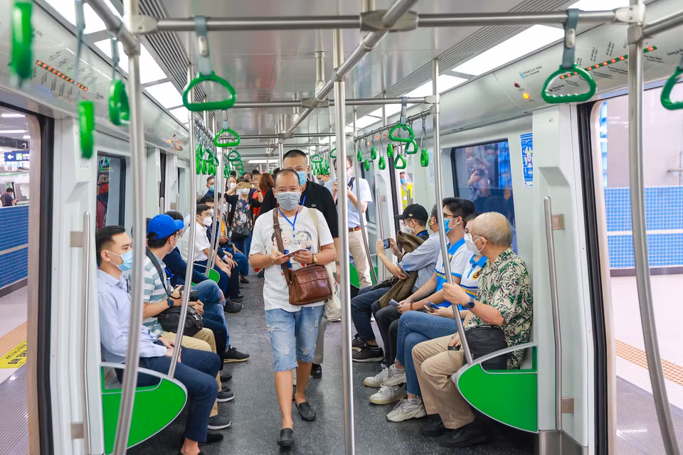 Những hành khách đầu tiên được trải nghiệm hệ thống đường sắt đô thị đầu tiên của Hà Nội. (Ảnh: Minh Sơn/Vietnam+)